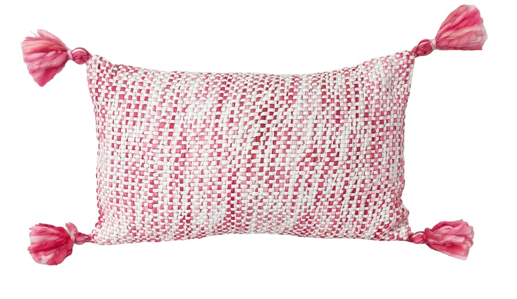 Cojín 30x50cm tejido rosa con borlas
